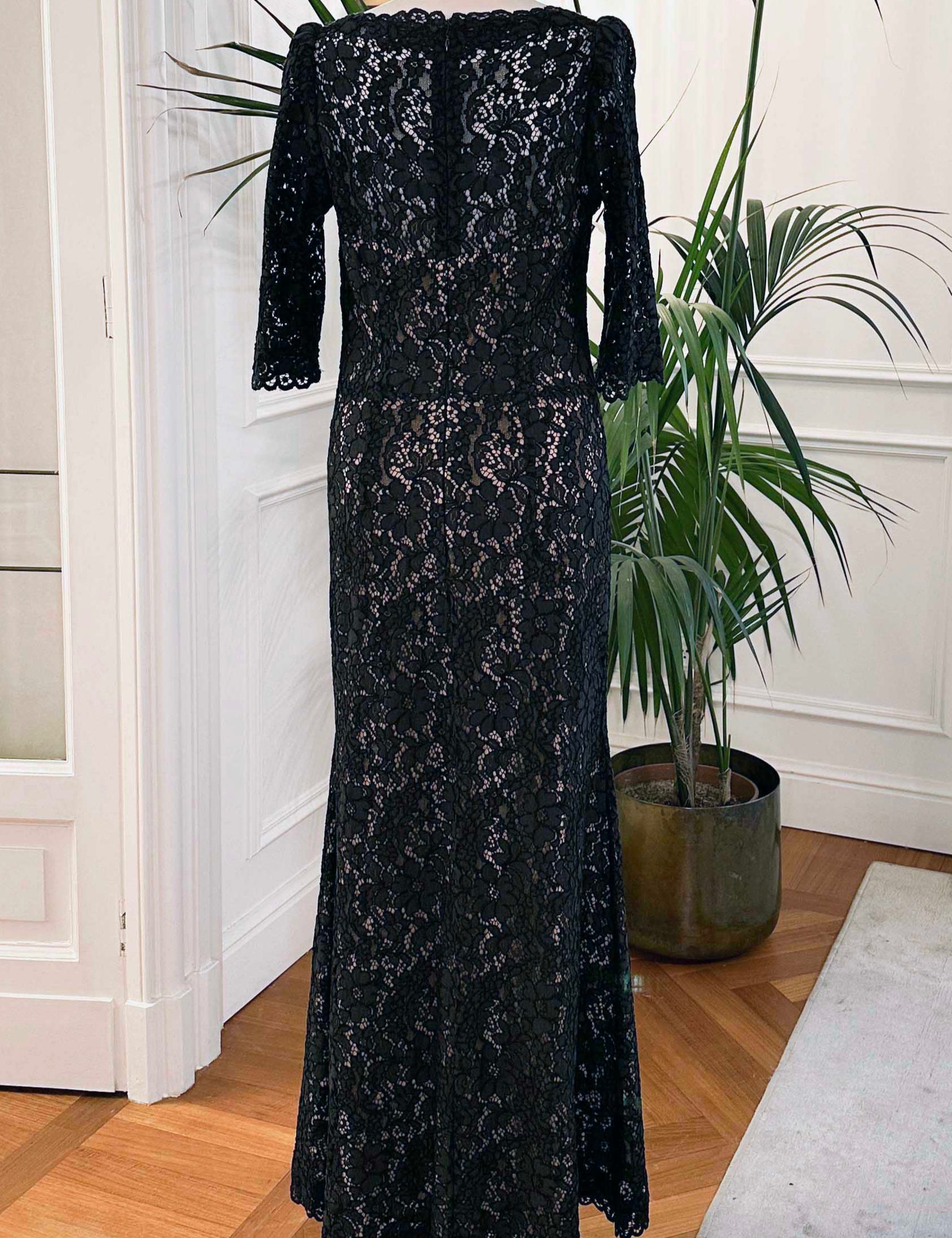 Abito cerimonia in pizzo rebrodé nero con scollo a V e maniche lunghe – Sofia Provera Atelier