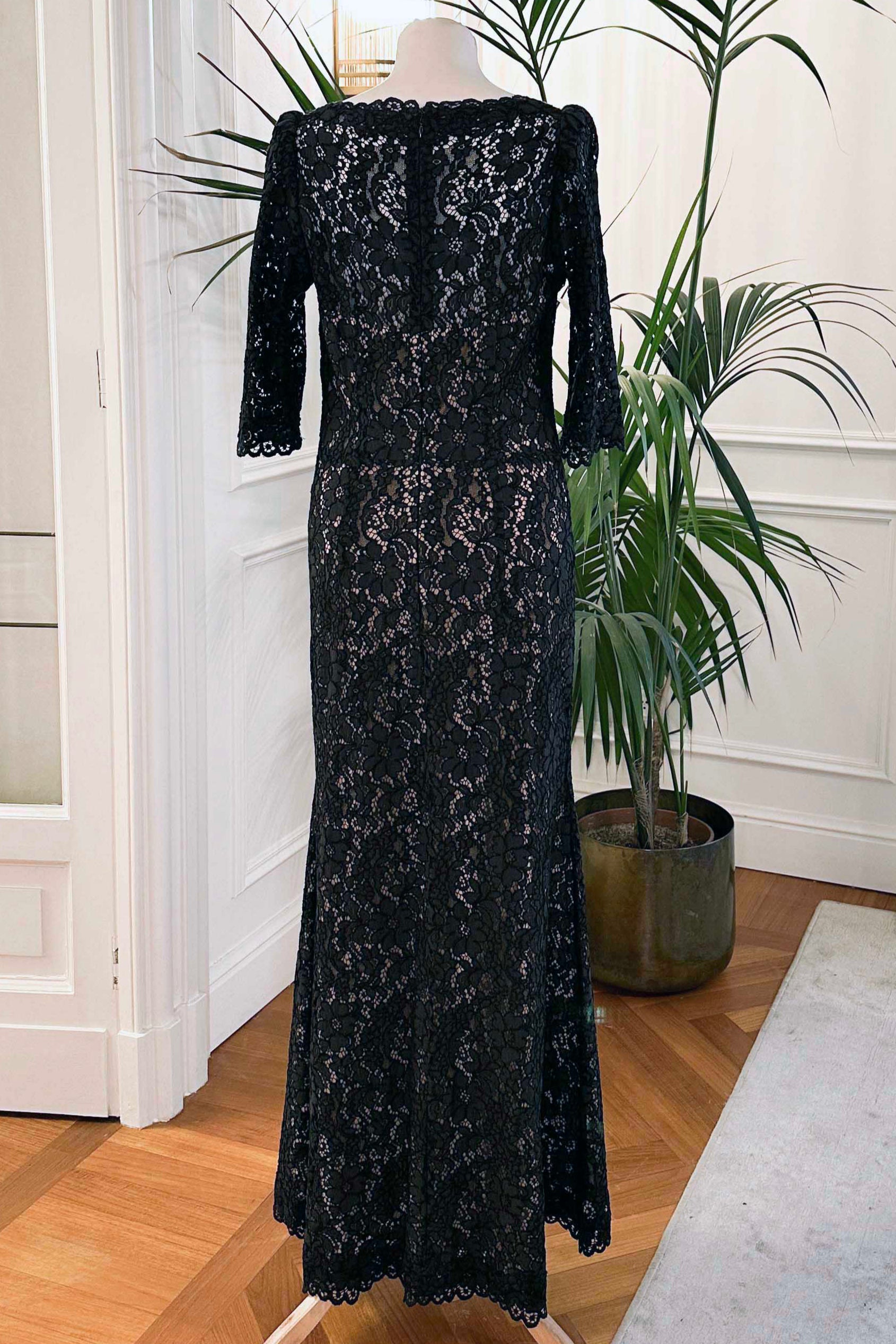 Abito cerimonia in pizzo rebrodé nero con scollo a V e maniche lunghe – Sofia Provera Atelier