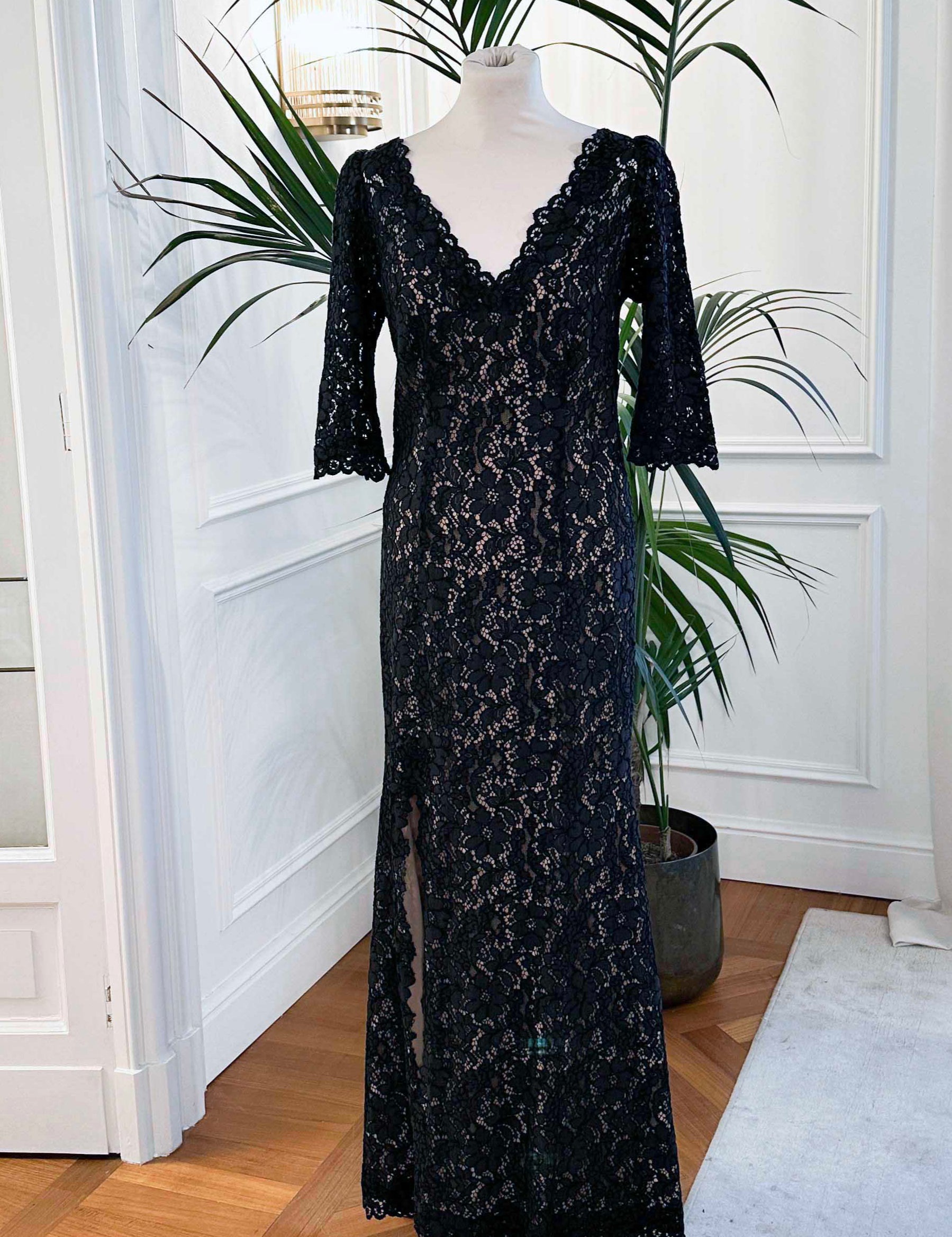 Abito cerimonia in pizzo rebrodé nero con scollo a V e maniche lunghe – Sofia Provera Atelier