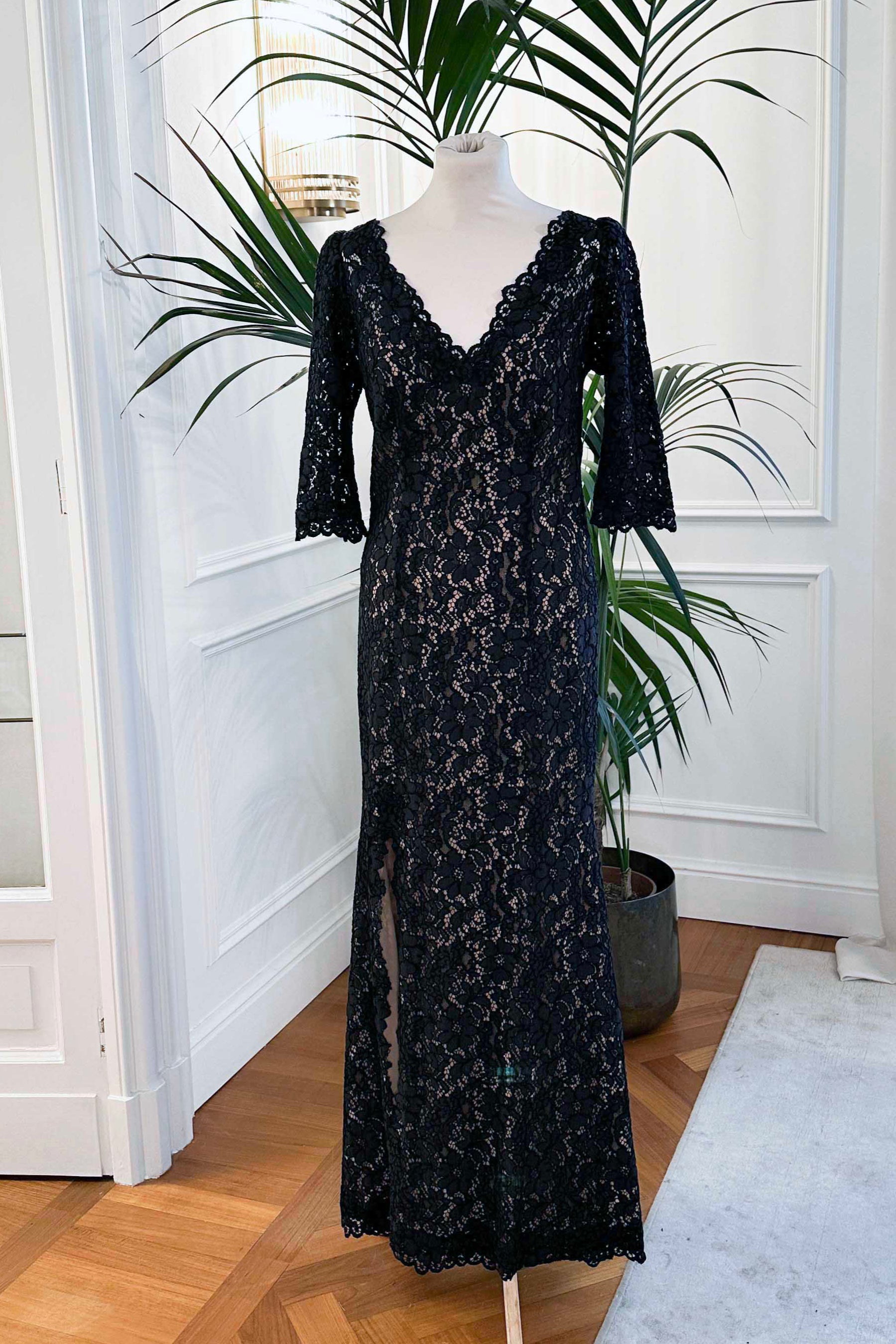 Abito cerimonia in pizzo rebrodé nero con scollo a V e maniche lunghe – Sofia Provera Atelier