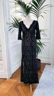 Abito cerimonia in pizzo rebrodé nero con scollo a V e maniche lunghe – Sofia Provera Atelier