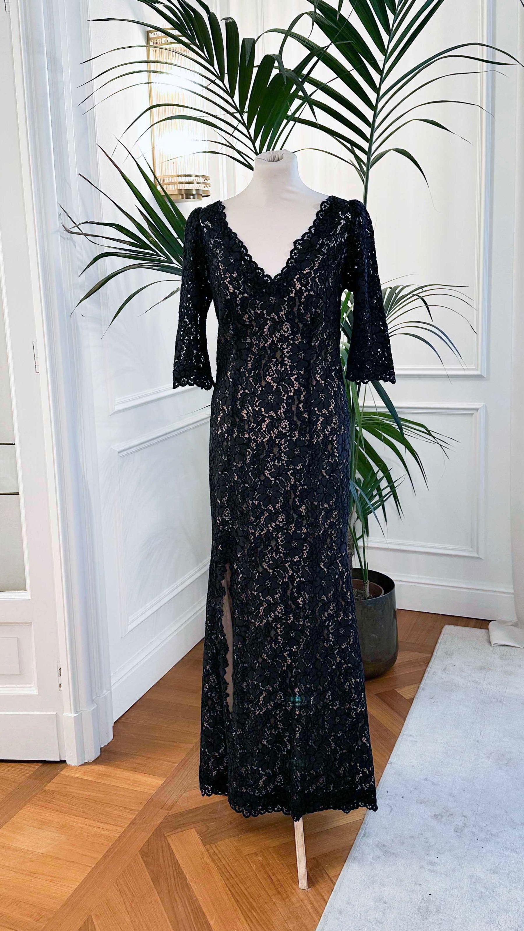 Abito cerimonia in pizzo rebrodé nero con scollo a V e maniche lunghe – Sofia Provera Atelier