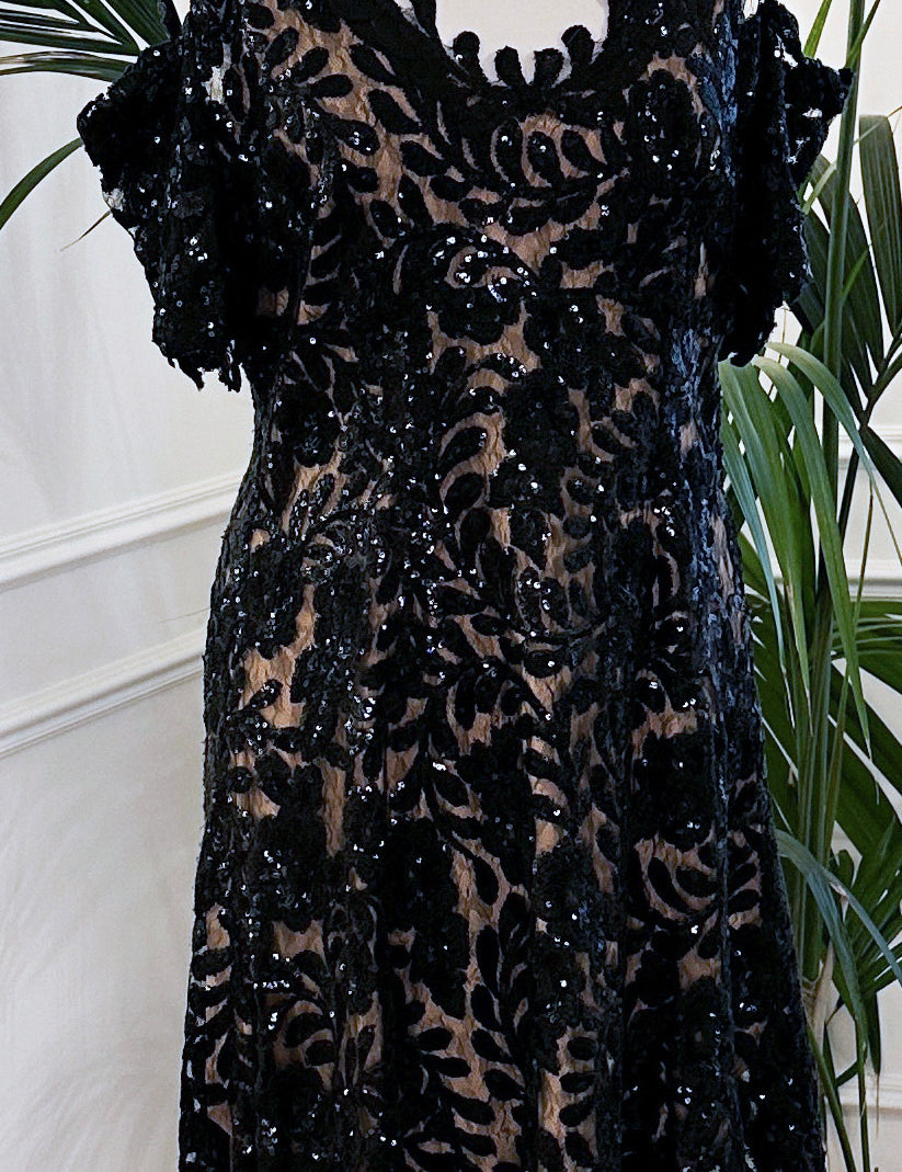 Abito cerimonia corto in pizzo nero con paillettes, spalla scoperta e fodera nude effetto vedo-non-vedo – Sofia Provera Atelier
