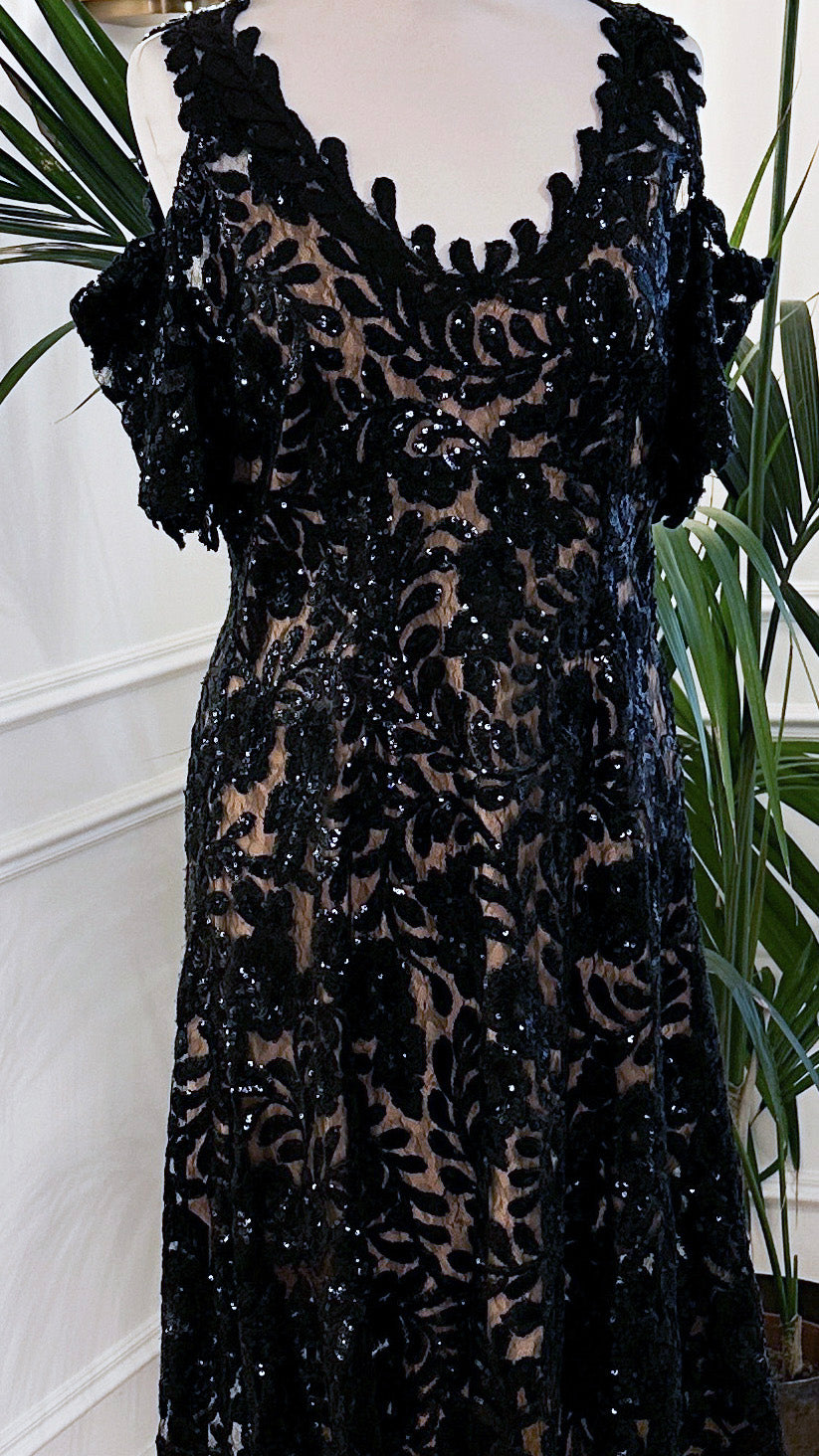 Abito cerimonia corto in pizzo nero con paillettes, spalla scoperta e fodera nude effetto vedo-non-vedo – Sofia Provera Atelier