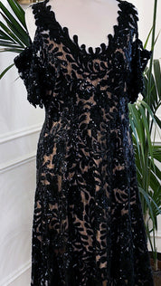 Abito cerimonia corto in pizzo nero con paillettes, spalla scoperta e fodera nude effetto vedo-non-vedo – Sofia Provera Atelier