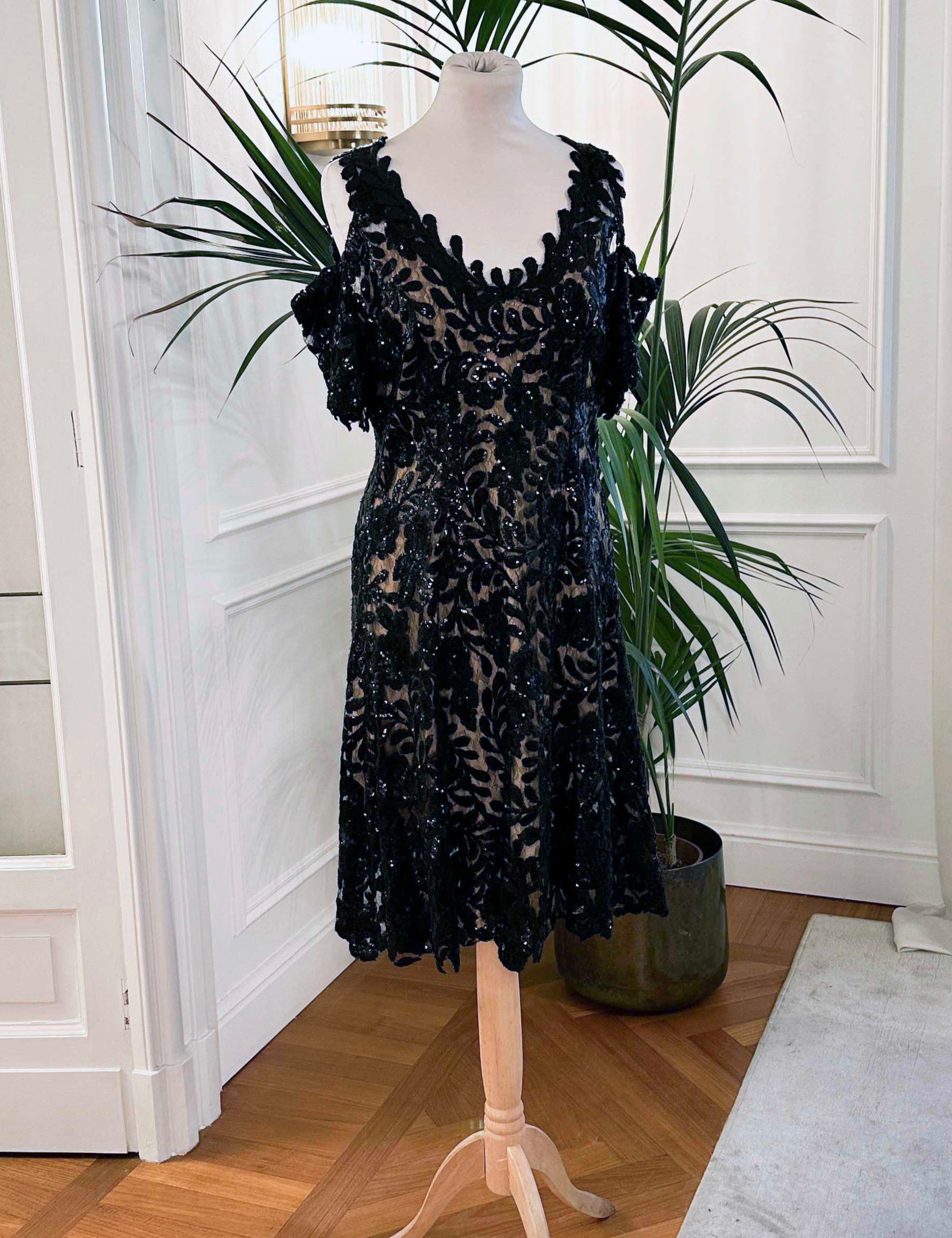 Abito cerimonia corto in pizzo nero con paillettes, spalla scoperta e fodera nude effetto vedo-non-vedo – Sofia Provera Atelier