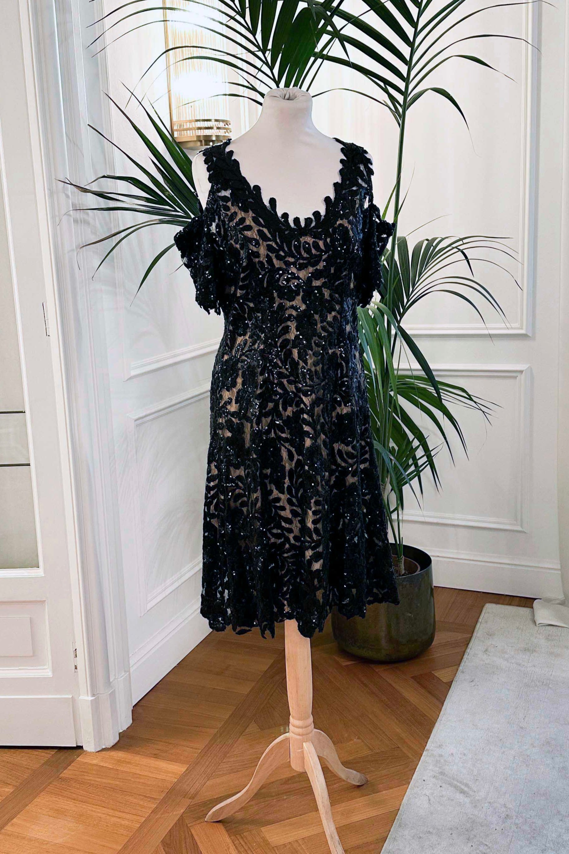 Abito cerimonia corto in pizzo nero con paillettes, spalla scoperta e fodera nude effetto vedo-non-vedo – Sofia Provera Atelier