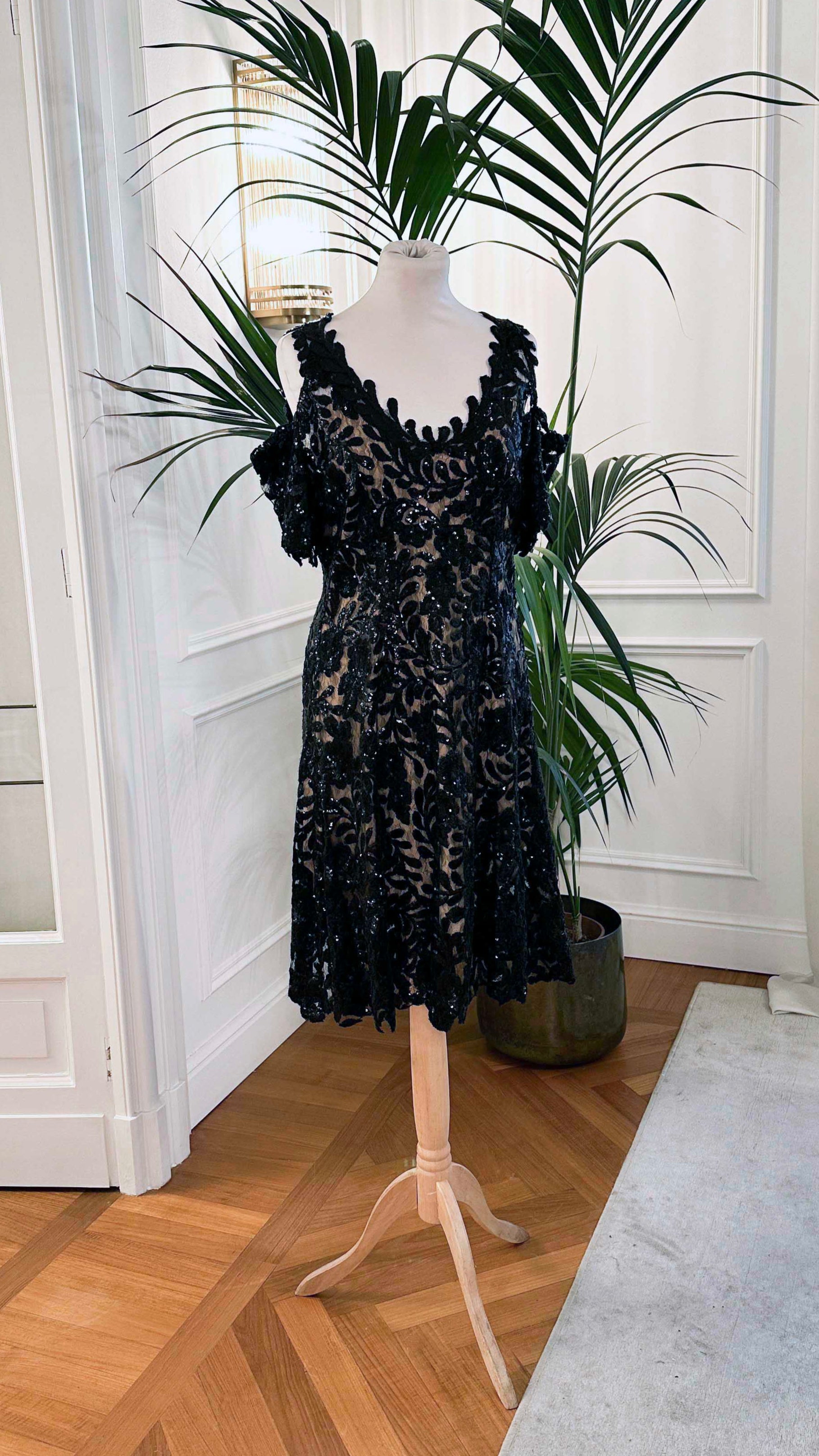 Abito cerimonia corto in pizzo nero con paillettes, spalla scoperta e fodera nude effetto vedo-non-vedo – Sofia Provera Atelier