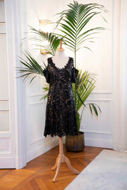 Abito cerimonia corto in pizzo nero con paillettes, spalla scoperta e fodera nude effetto vedo-non-vedo – Sofia Provera Atelier