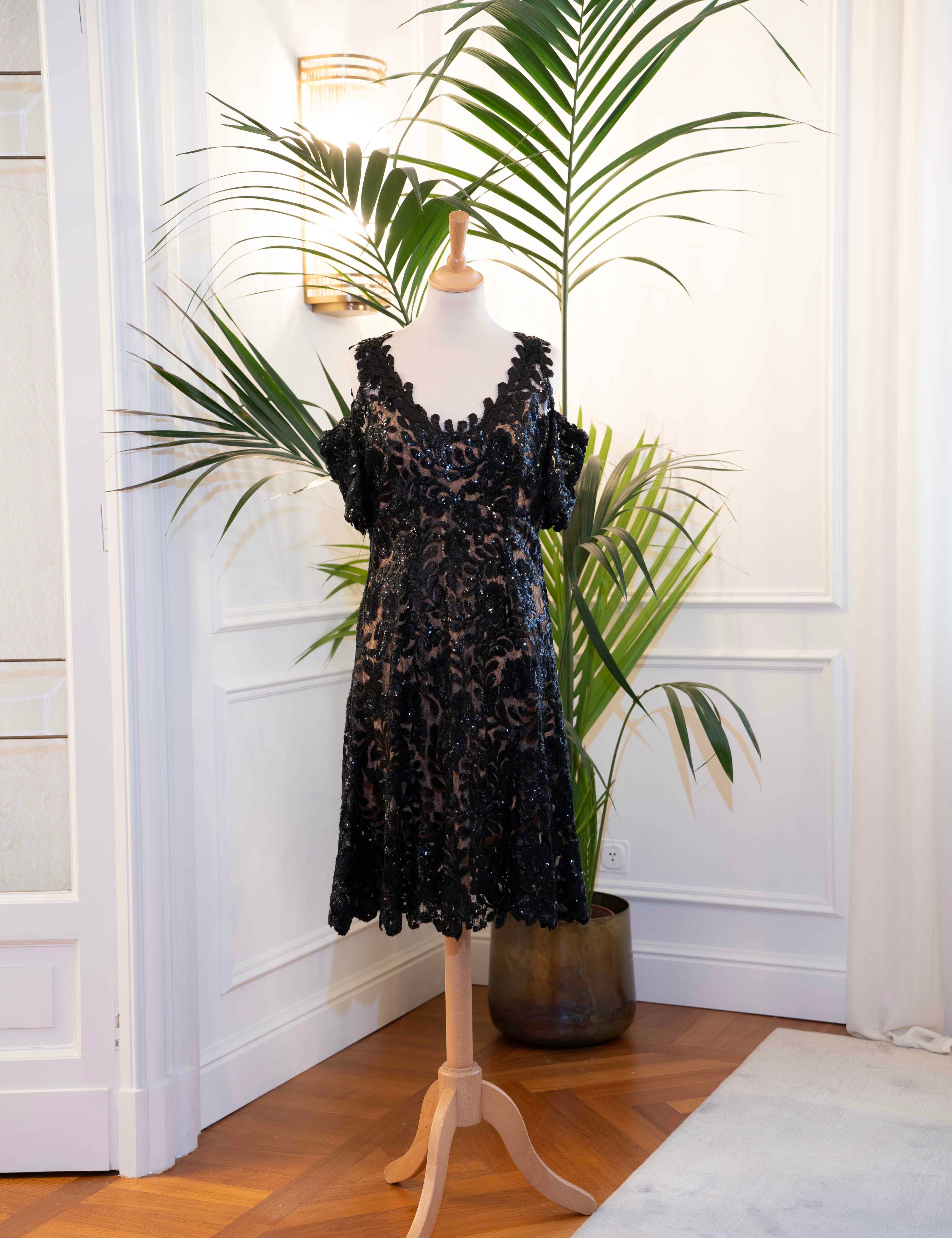 Abito cerimonia corto in pizzo nero con paillettes, spalla scoperta e fodera nude effetto vedo-non-vedo – Sofia Provera Atelier