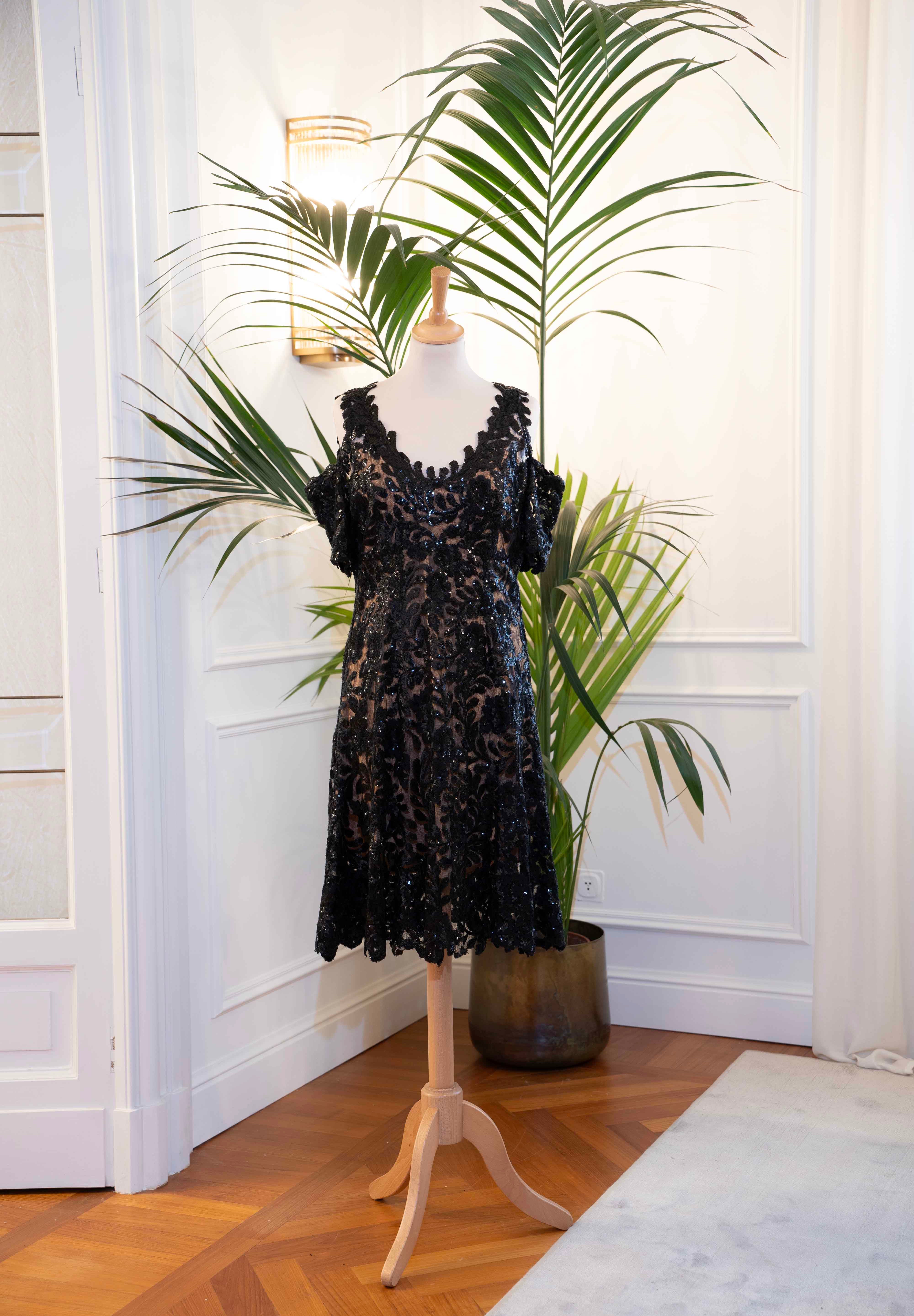 Abito cerimonia corto in pizzo nero con paillettes, spalla scoperta e fodera nude effetto vedo-non-vedo – Sofia Provera Atelier