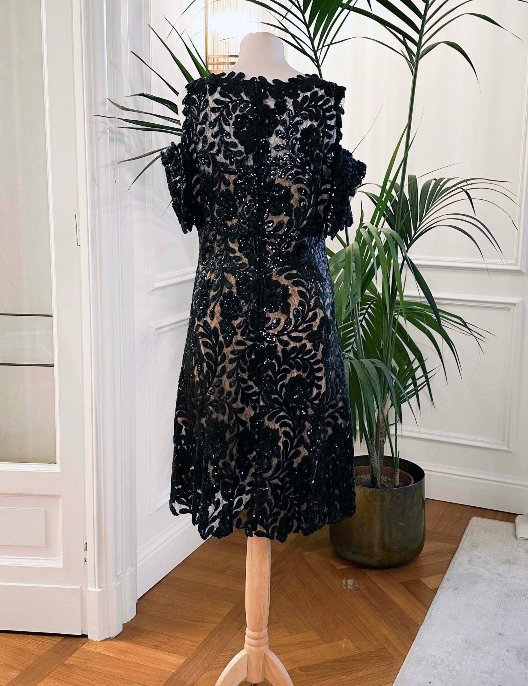 Abito cerimonia corto in pizzo nero con paillettes, spalla scoperta e fodera nude effetto vedo-non-vedo – Sofia Provera Atelier