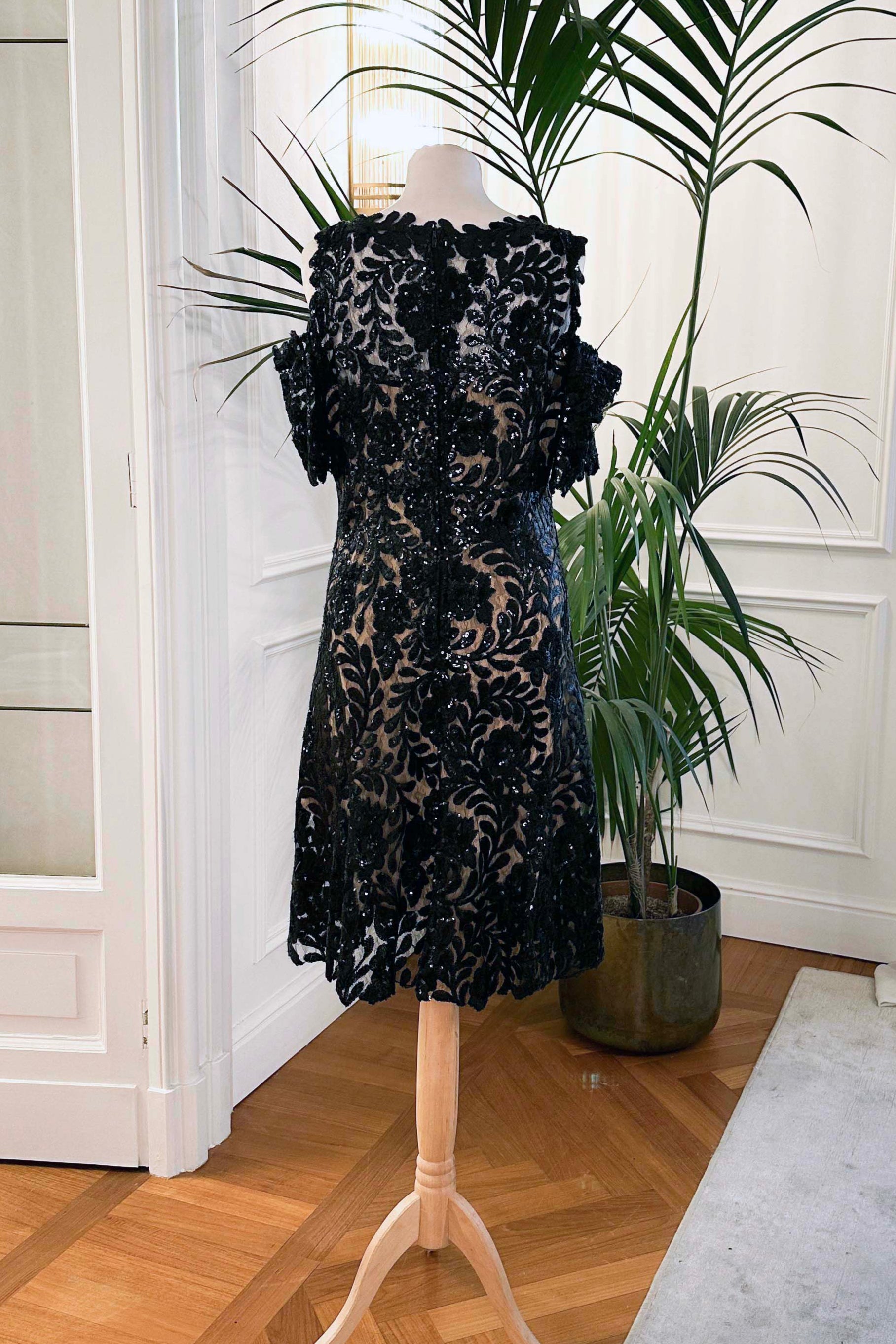 Abito cerimonia corto in pizzo nero con paillettes, spalla scoperta e fodera nude effetto vedo-non-vedo – Sofia Provera Atelier