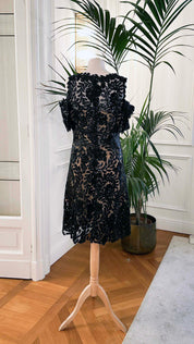 Abito cerimonia corto in pizzo nero con paillettes, spalla scoperta e fodera nude effetto vedo-non-vedo – Sofia Provera Atelier
