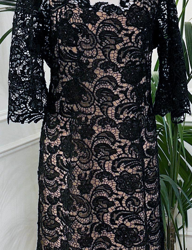 Abito cerimonia corto in pizzo nero macramè con maniche lunghe e scollo a V – Sofia Provera Atelier