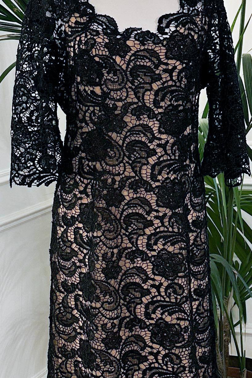 Abito cerimonia corto in pizzo nero macramè con maniche lunghe e scollo a V – Sofia Provera Atelier