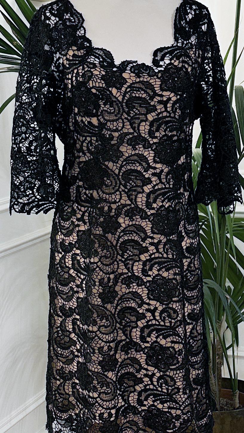 Abito cerimonia corto in pizzo nero macramè con maniche lunghe e scollo a V – Sofia Provera Atelier