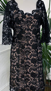 Abito cerimonia corto in pizzo nero macramè con maniche lunghe e scollo a V – Sofia Provera Atelier
