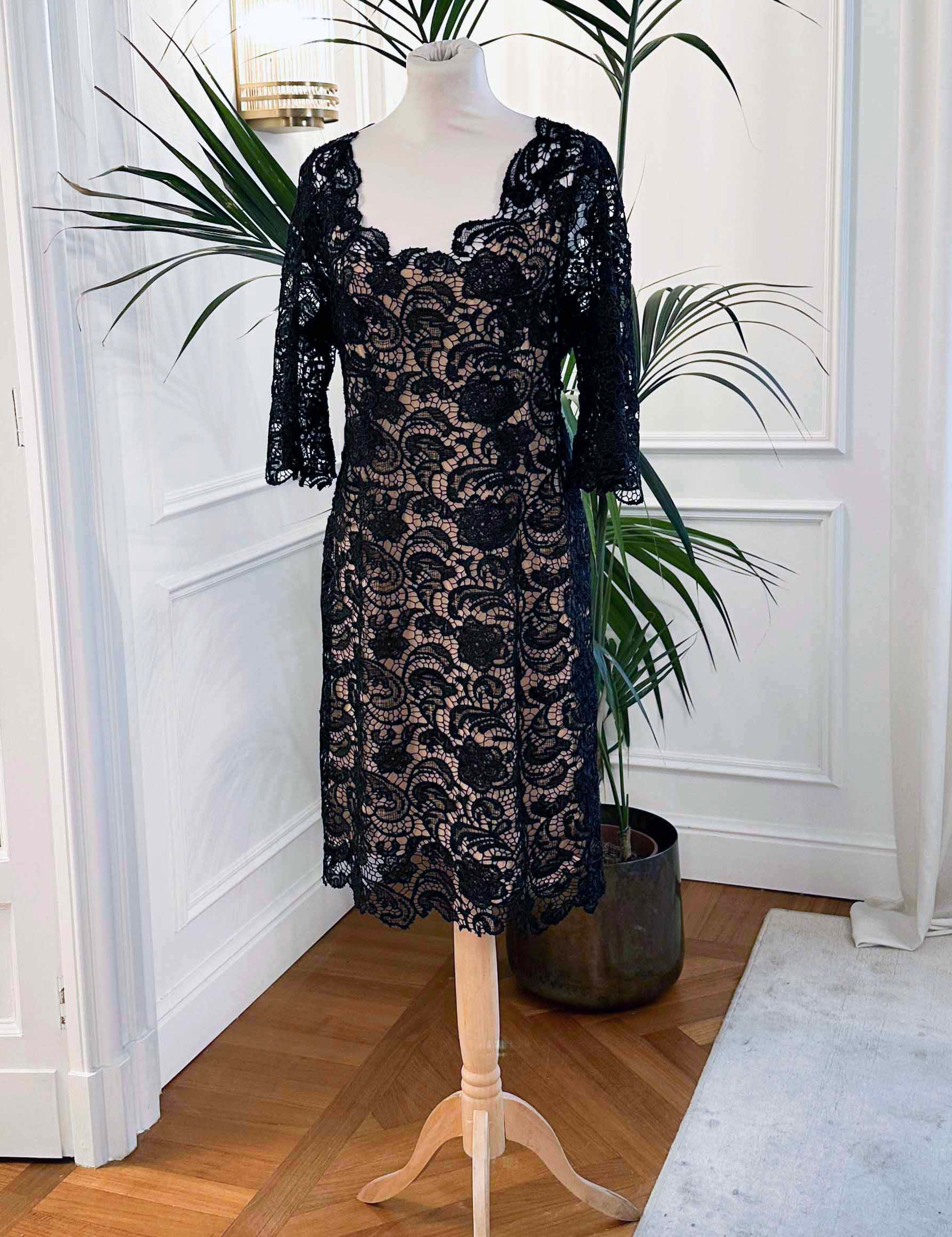 Abito cerimonia corto in pizzo nero macramè con maniche lunghe e scollo a V – Sofia Provera Atelier