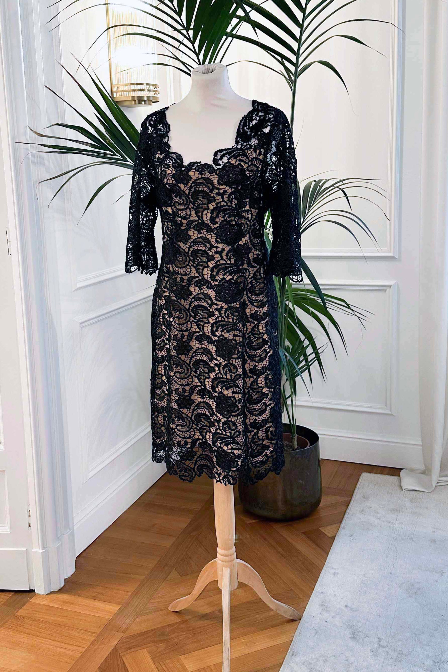 Abito cerimonia corto in pizzo nero macramè con maniche lunghe e scollo a V – Sofia Provera Atelier