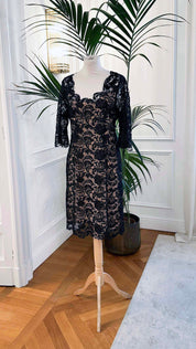 Abito cerimonia corto in pizzo nero macramè con maniche lunghe e scollo a V – Sofia Provera Atelier