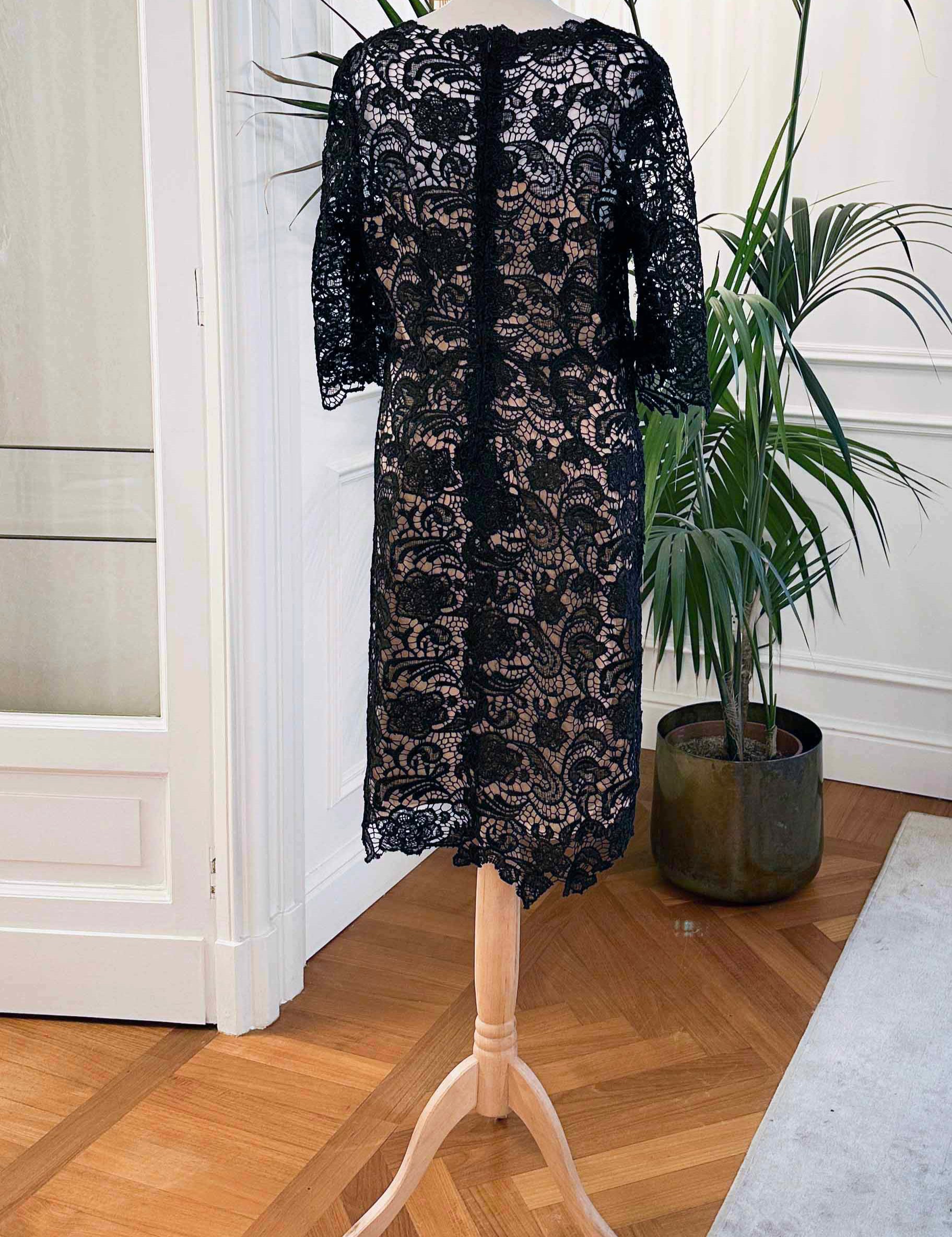 Abito cerimonia corto in pizzo nero macramè con maniche lunghe e scollo a V – Sofia Provera Atelier