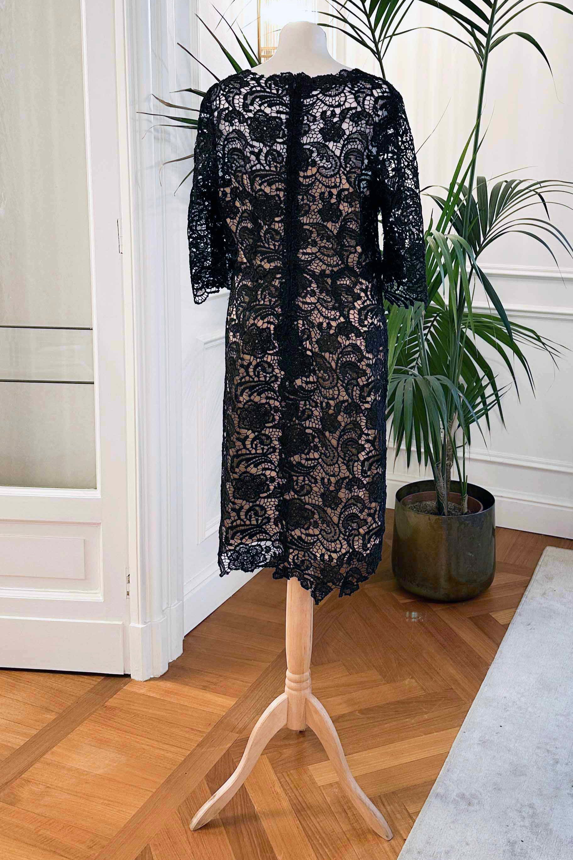 Abito cerimonia corto in pizzo nero macramè con maniche lunghe e scollo a V – Sofia Provera Atelier
