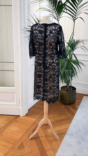 Abito cerimonia corto in pizzo nero macramè con maniche lunghe e scollo a V – Sofia Provera Atelier