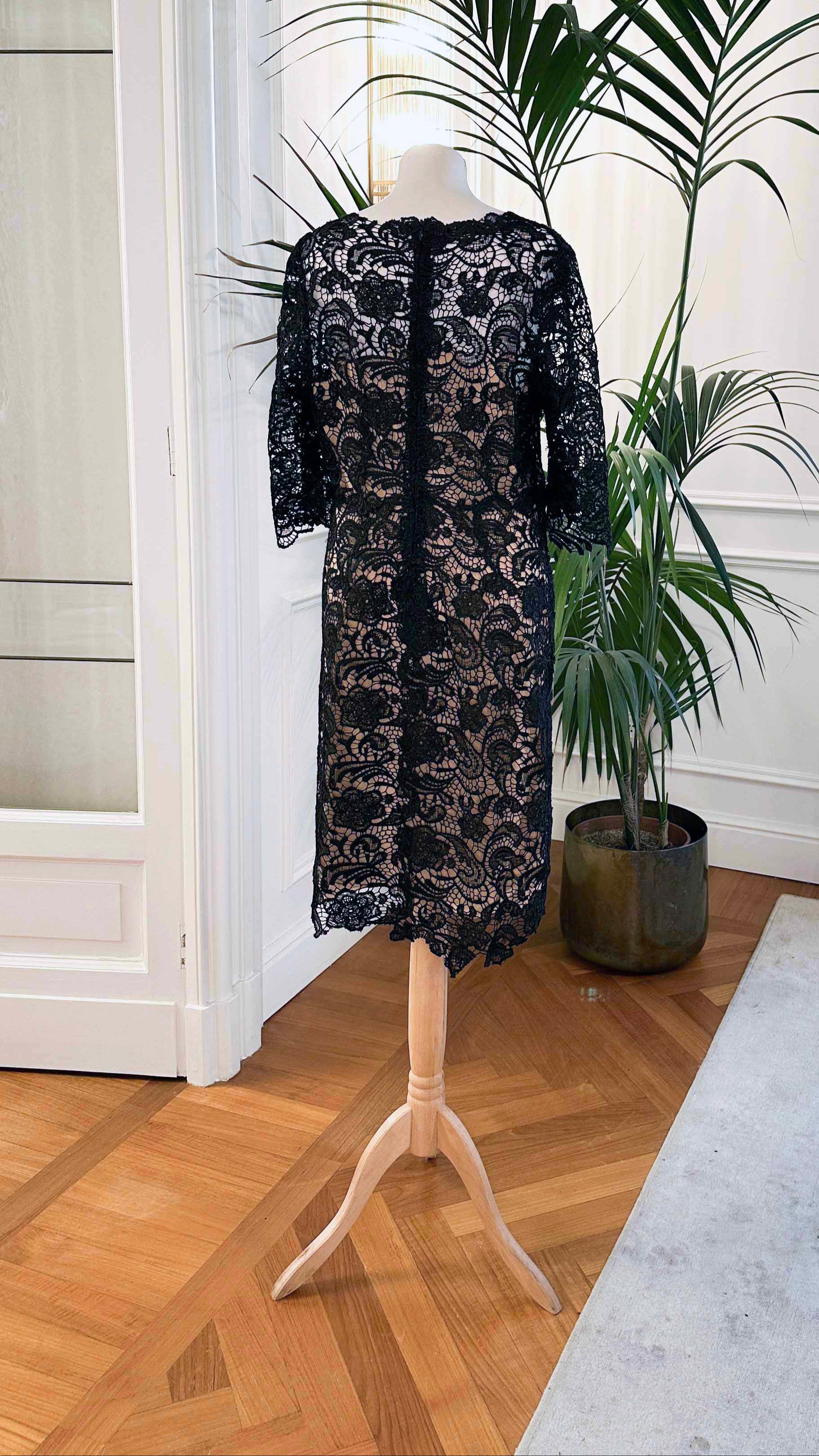 Abito cerimonia corto in pizzo nero macramè con maniche lunghe e scollo a V – Sofia Provera Atelier