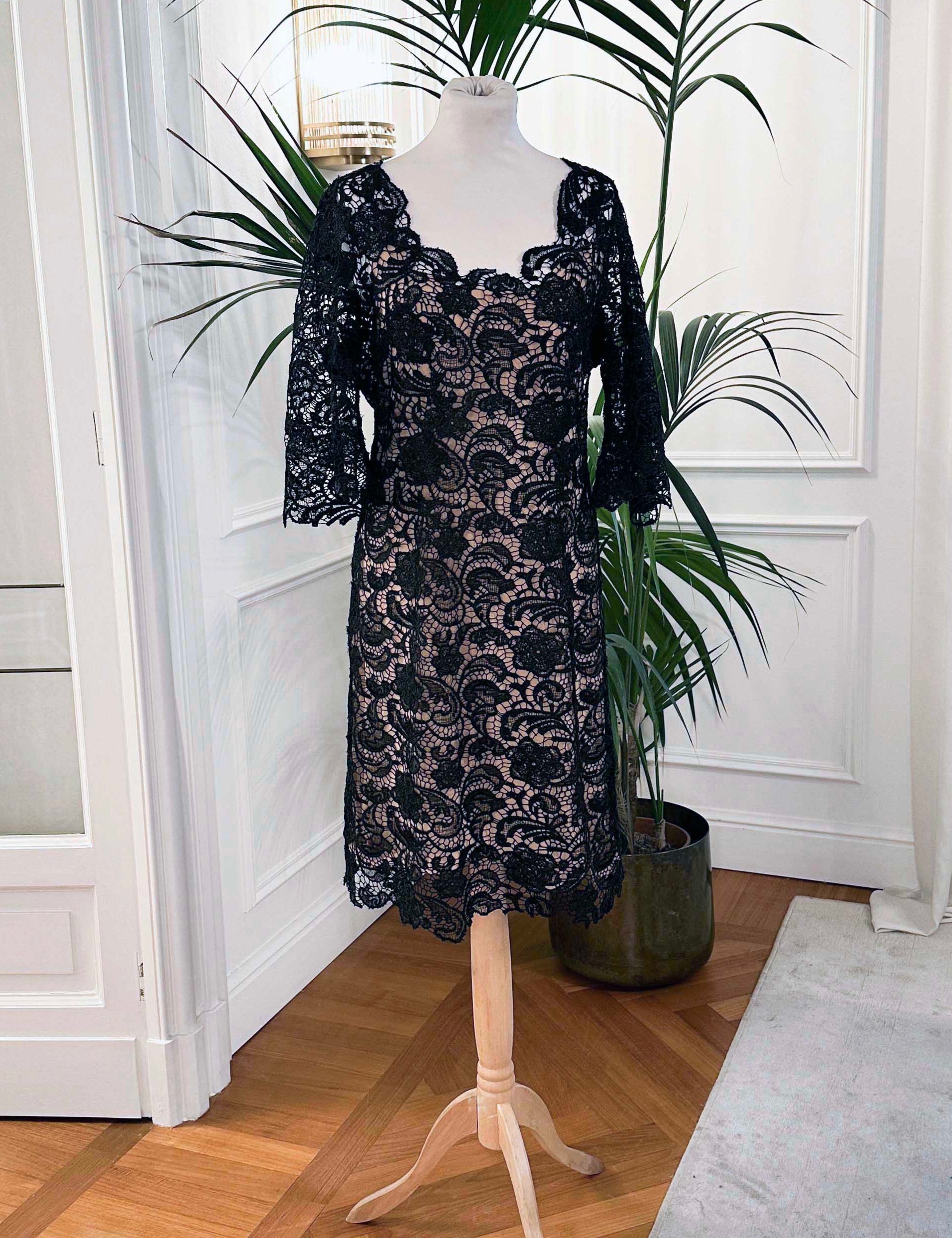 Abito cerimonia corto in pizzo nero macramè con maniche lunghe e scollo a V – Sofia Provera Atelier
