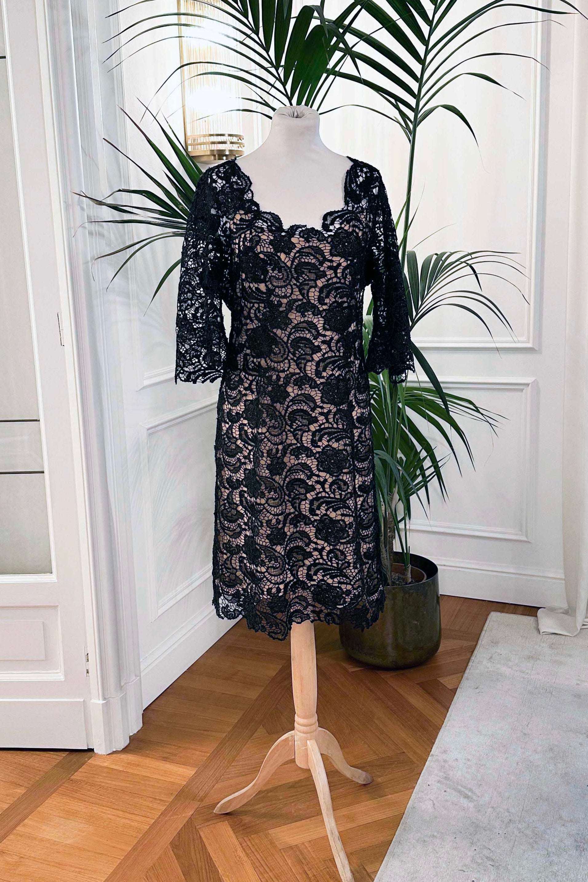 Abito cerimonia corto in pizzo nero macramè con maniche lunghe e scollo a V – Sofia Provera Atelier