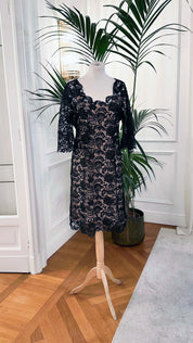 Abito cerimonia corto in pizzo nero macramè con maniche lunghe e scollo a V – Sofia Provera Atelier