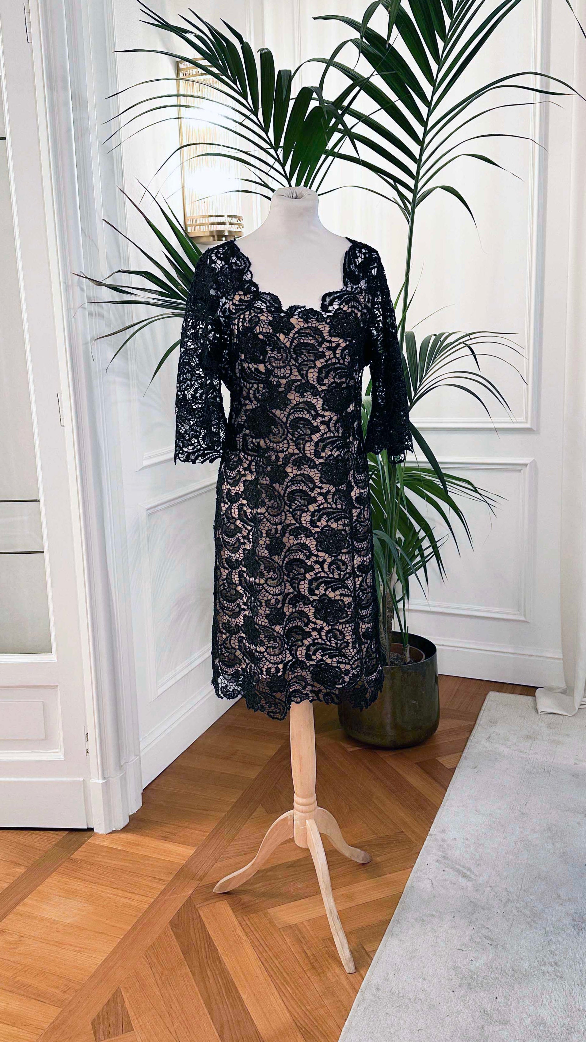 Abito cerimonia corto in pizzo nero macramè con maniche lunghe e scollo a V – Sofia Provera Atelier