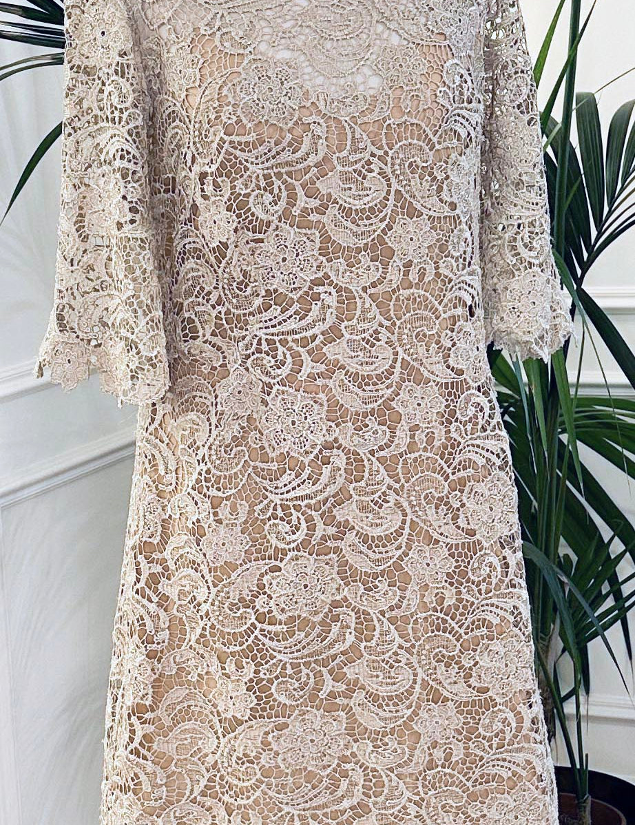Abito corto in pizzo macramè beige con scollo a barchetta e maniche a campana – Sofia Provera Atelier