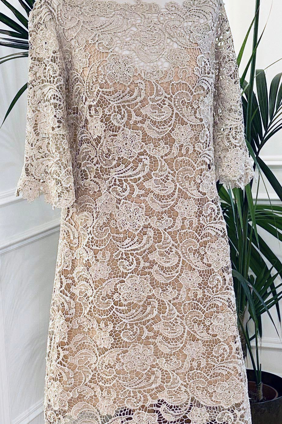 Abito corto in pizzo macramè beige con scollo a barchetta e maniche a campana – Sofia Provera Atelier