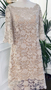 Abito corto in pizzo macramè beige con scollo a barchetta e maniche a campana – Sofia Provera Atelier