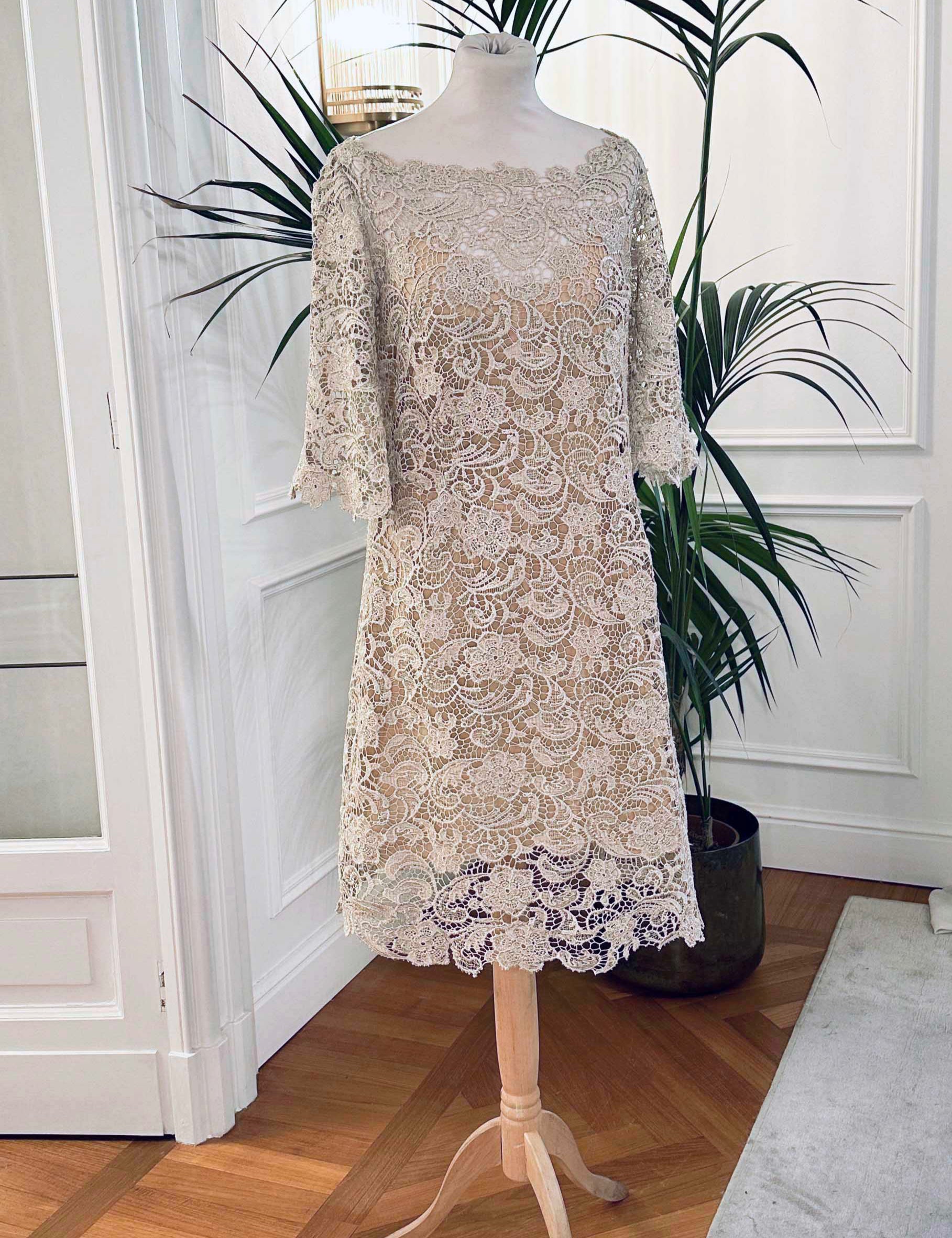 Abito corto in pizzo macramè beige con scollo a barchetta e maniche a campana – Sofia Provera Atelier