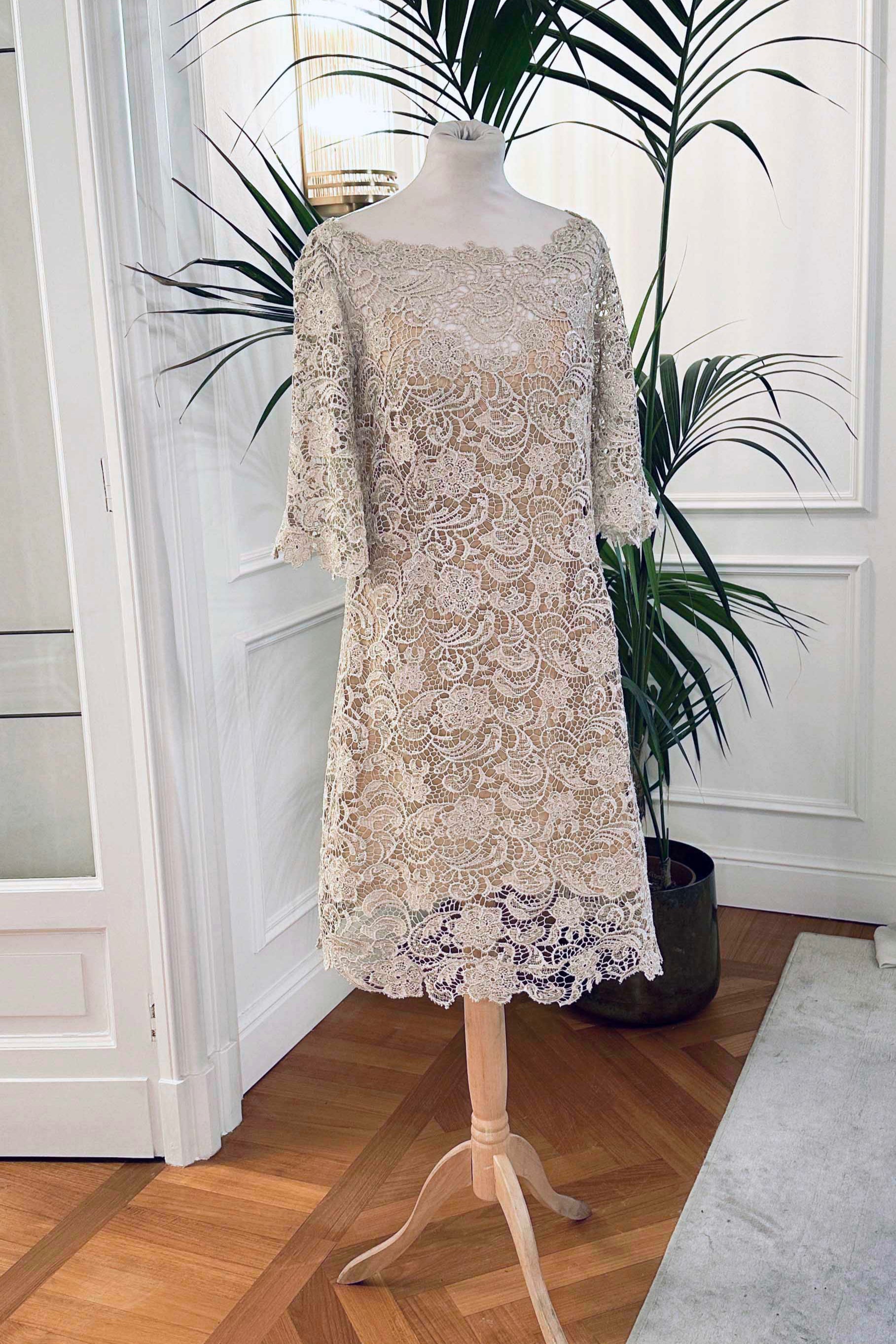 Abito corto in pizzo macramè beige con scollo a barchetta e maniche a campana – Sofia Provera Atelier