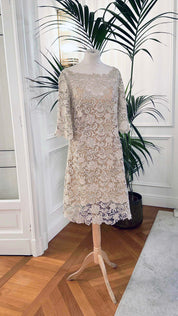 Abito corto in pizzo macramè beige con scollo a barchetta e maniche a campana – Sofia Provera Atelier