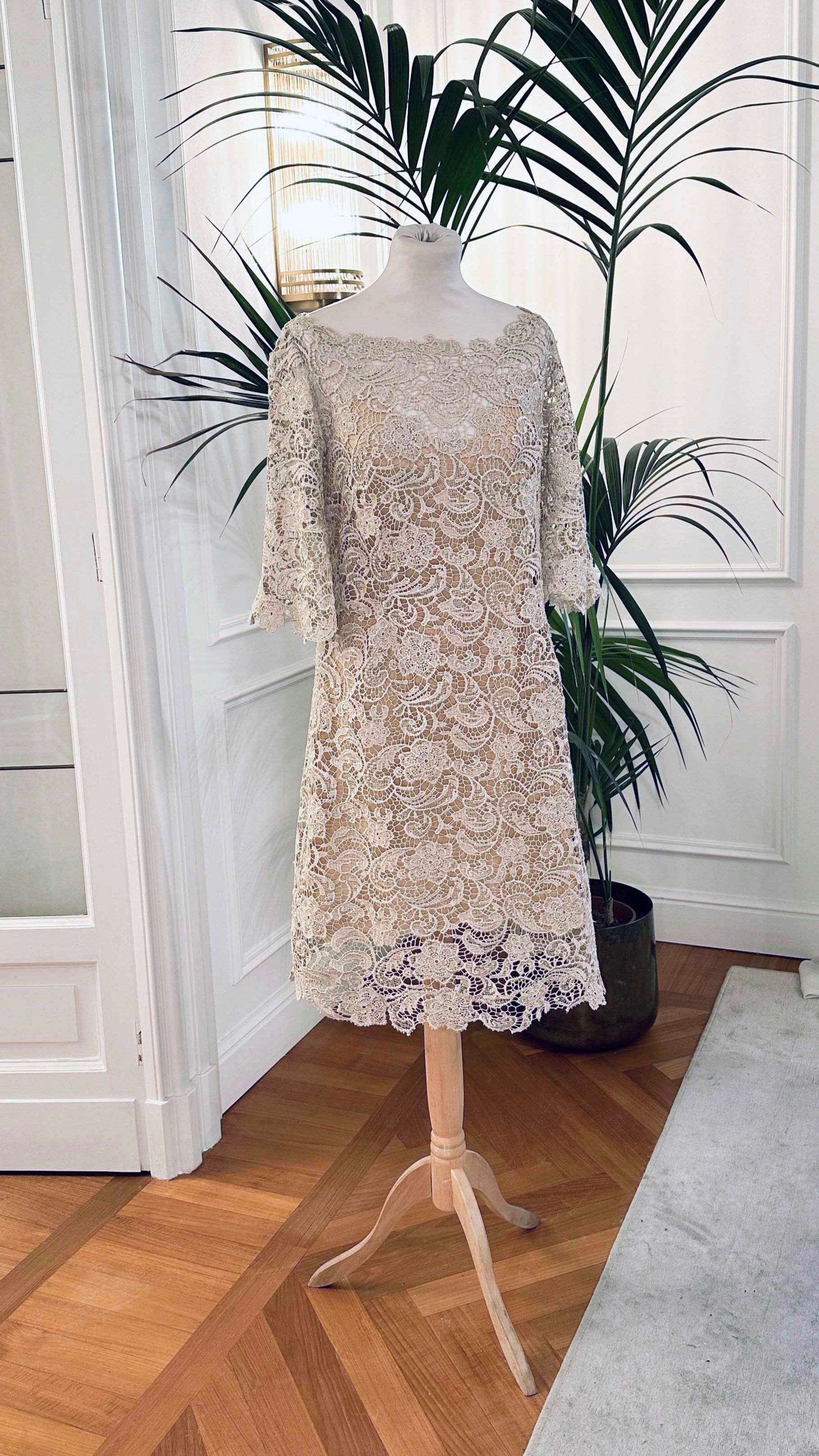 Abito corto in pizzo macramè beige con scollo a barchetta e maniche a campana – Sofia Provera Atelier