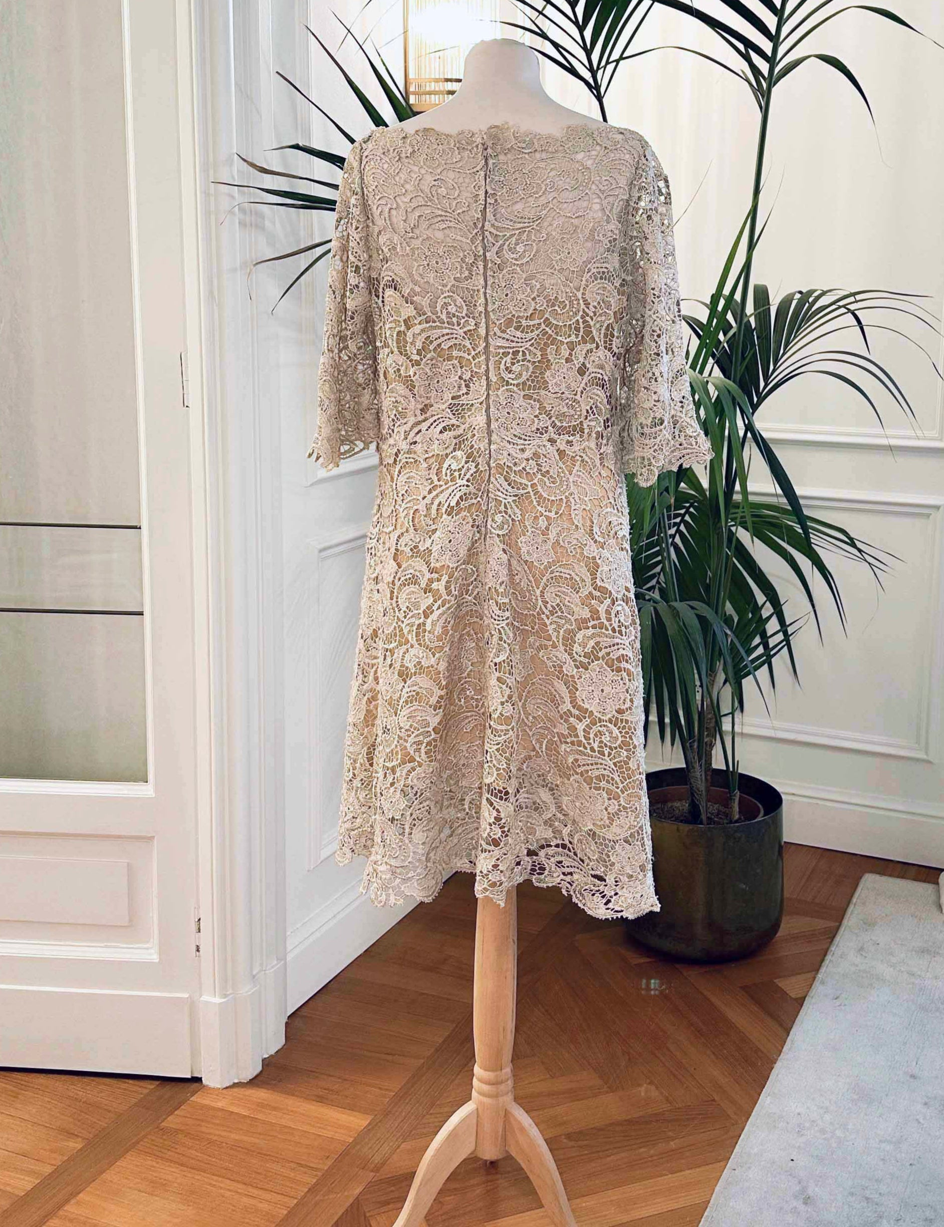 Abito corto in pizzo macramè beige con scollo a barchetta e maniche a campana – Sofia Provera Atelier