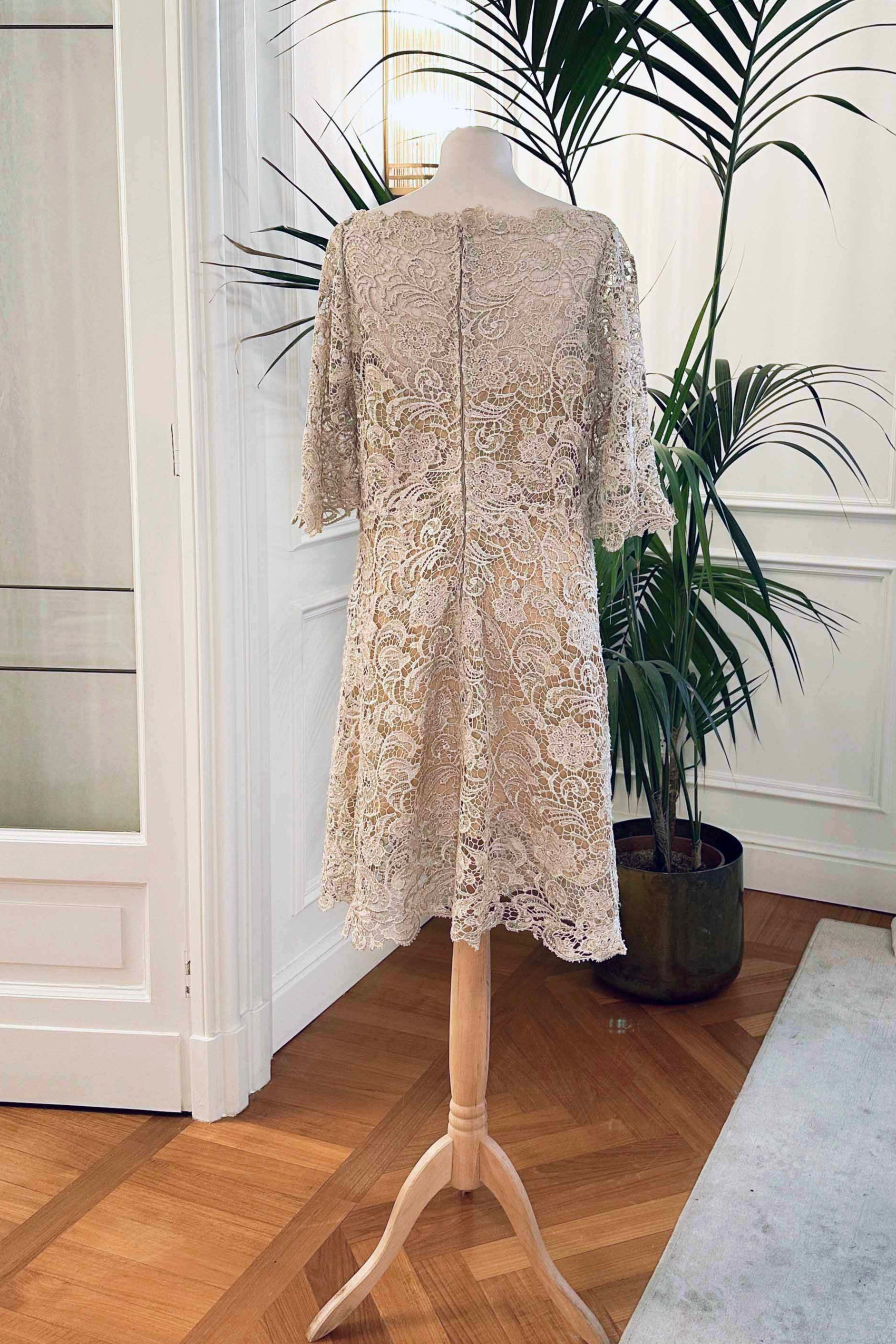 Abito corto in pizzo macramè beige con scollo a barchetta e maniche a campana – Sofia Provera Atelier
