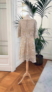 Abito corto in pizzo macramè beige con scollo a barchetta e maniche a campana – Sofia Provera Atelier