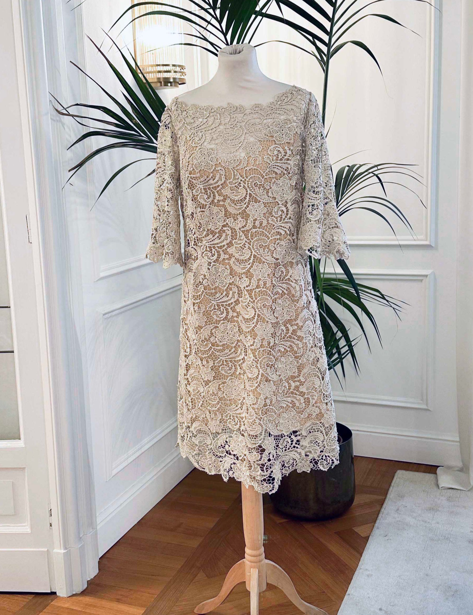 Abito corto in pizzo macramè beige con scollo a barchetta e maniche a campana – Sofia Provera Atelier