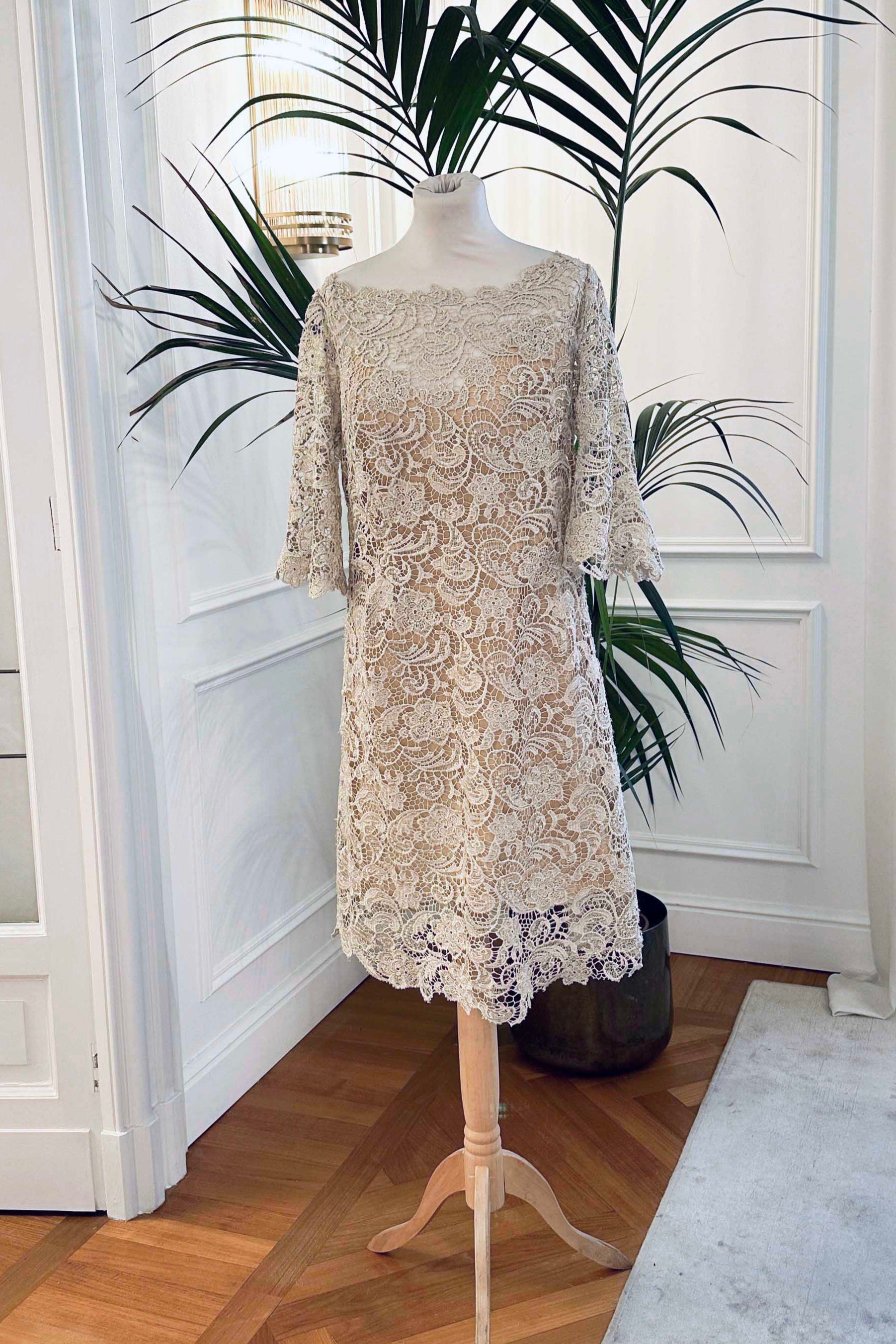 Abito corto in pizzo macramè beige con scollo a barchetta e maniche a campana – Sofia Provera Atelier