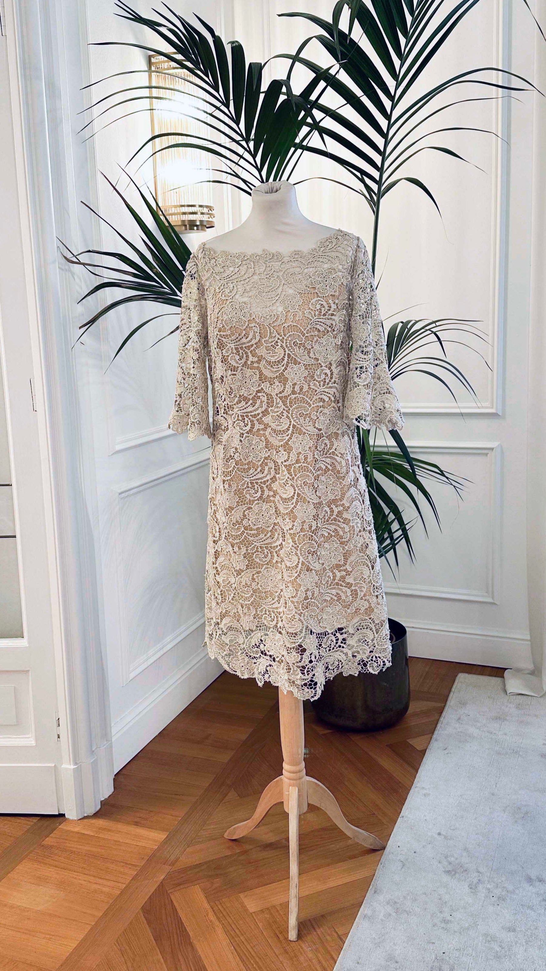 Abito corto in pizzo macramè beige con scollo a barchetta e maniche a campana – Sofia Provera Atelier