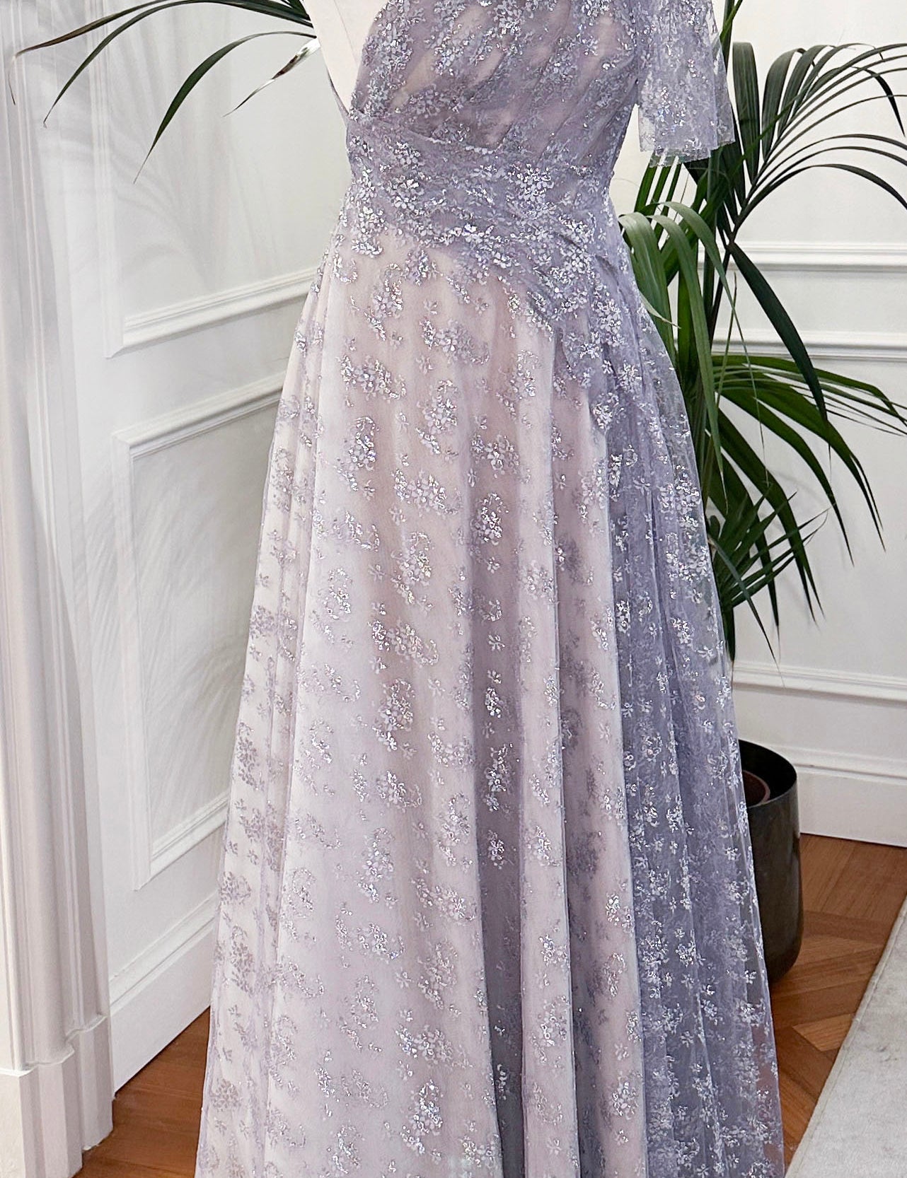Abito da cerimonia asimmetrico in pizzo laminato glicine con drappeggio laterale e scollo profondo sulla schiena – modello Iris Sofia Provera