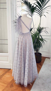 Abito da cerimonia asimmetrico in pizzo laminato glicine con drappeggio laterale e scollo profondo sulla schiena – modello Iris Sofia Provera