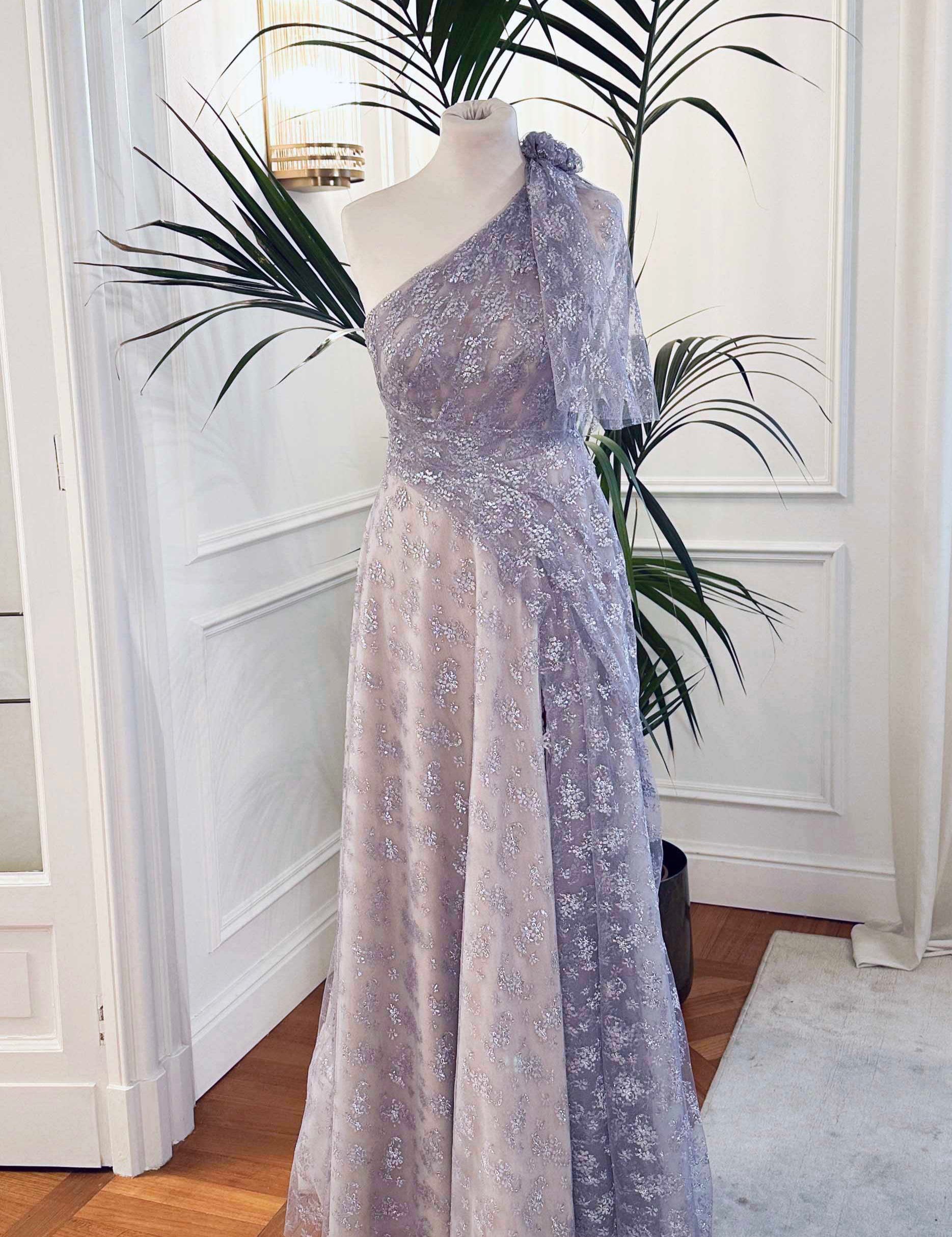 Abito da cerimonia asimmetrico in pizzo laminato glicine con drappeggio laterale e scollo profondo sulla schiena – modello Iris Sofia Provera