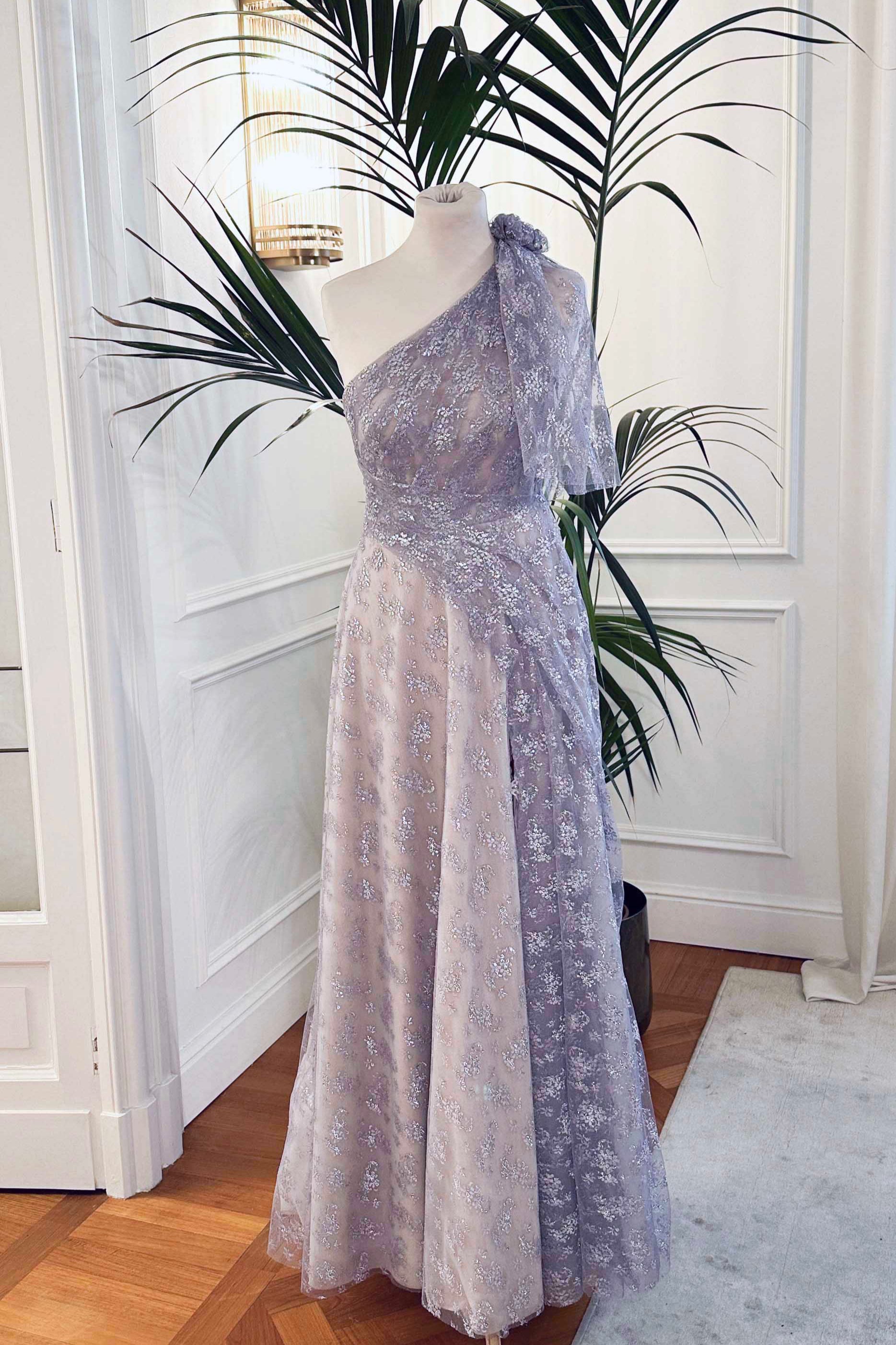 Abito da cerimonia asimmetrico in pizzo laminato glicine con drappeggio laterale e scollo profondo sulla schiena – modello Iris Sofia Provera